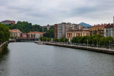 Nervion Nehri Kastanolar ve Abando Bölgeleri Arasında Bilbao 'dan akıyor