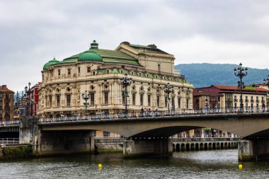 Bilbao 'daki Arriaga Tiyatrosu' nun Neo-Barok Cephesi, Paris Operasından esinlenilmiştir.
