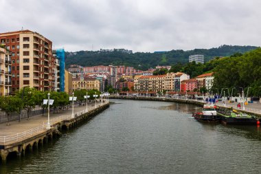 Nervion Nehri Kastanolar ve Abando Bölgeleri Arasında Bilbao 'dan akıyor