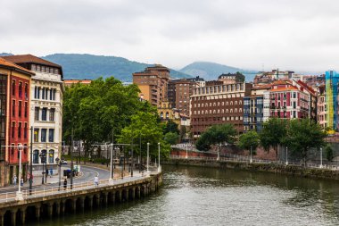 Nervion Nehri Kastanolar ve Abando Bölgeleri Arasında Bilbao 'dan akıyor