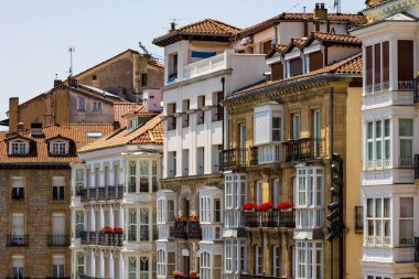 Vitoria-Gasteiz 'deki Virgen Blanca Meydanı' na Bakan Bina Önleri