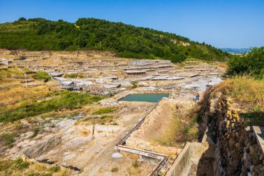 İspanyol Bask Ülkesi 'ndeki Salinas de Anana' da Roma zamanlarına dayanan geleneksel Teraslı Tuz Tavaları
