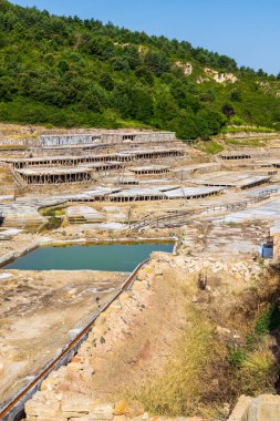 İspanyol Bask Ülkesi 'ndeki Salinas de Anana' da Roma zamanlarına dayanan geleneksel Teraslı Tuz Tavaları