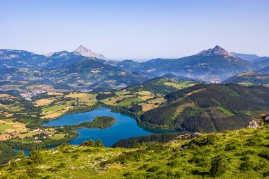 Aizkorri-Aratz Doğal Parkı 'ndaki Orkatzategi Tepesinden Urkulu Gölü' nün Panoramik Manzarası