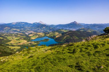 Aizkorri-Aratz Doğal Parkı 'ndaki Orkatzategi Tepesinden Urkulu Gölü' nün Panoramik Manzarası