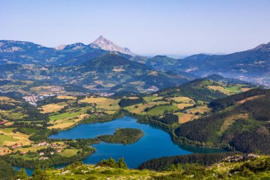 Aizkorri-Aratz Doğal Parkı 'ndaki Orkatzategi Tepesinden Urkulu Gölü' nün Panoramik Manzarası