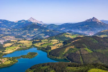 Aizkorri-Aratz Doğal Parkı 'ndaki Orkatzategi Tepesinden Urkulu Gölü' nün Panoramik Manzarası