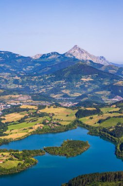 Aizkorri-Aratz Doğal Parkı 'ndaki Orkatzategi Tepesinden Urkulu Gölü' nün Panoramik Manzarası