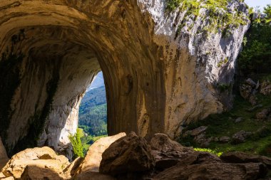 Aitzulo 'nun Gözü, Aizkorri-Aratz Doğal Parkı' nda jeolojik oluşum