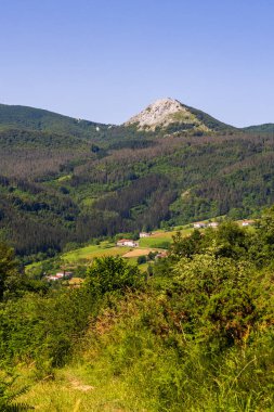 Aizkorri-Aratz Doğal Parkı 'ndaki Elgea Massif Dağları' nın hakim olduğu Araotz Köyü Panoramik Manzarası