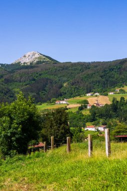 Aizkorri-Aratz Doğal Parkı 'ndaki Elgea Massif Dağları' nın hakim olduğu Araotz Köyü Panoramik Manzarası