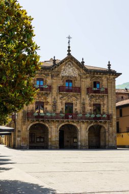 Foruen Enparantza Meydanı 'na bakan Onatis Belediye Binası Cephesi