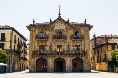 Foruen Enparantza Meydanı 'na bakan Onatis Belediye Binası Cephesi