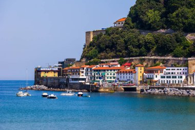 Urgull Dağı eteğindeki La Concha Körfezi boyunca binalar