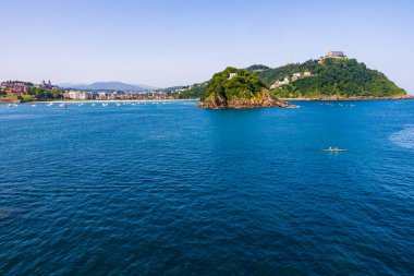 Urgull Dağı ve Castillo de la Mota 'dan La Concha Körfezi