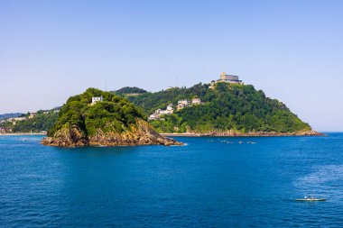 Santa Clara Adası ve La Concha Körfezi 'ndeki Igueldo Dağı' nın panoramik manzarası