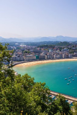 Urgull Dağı ve Castillo de la Mota 'dan La Concha Körfezi