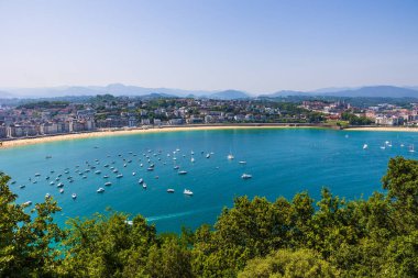 Urgull Dağı ve Castillo de la Mota 'dan La Concha Körfezi