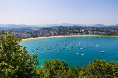 Urgull Dağı ve Castillo de la Mota 'dan La Concha Körfezi