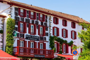 Espelette Biberleri Espelette Köyünün Geleneksel Bask Tarihi Merkezi 'nde Kurutuluyor