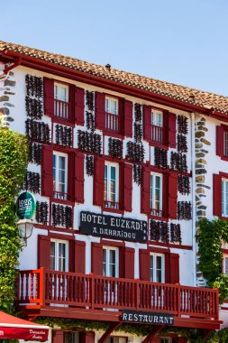 Espelette Biberleri Espelette Köyünün Geleneksel Bask Tarihi Merkezi 'nde Kurutuluyor