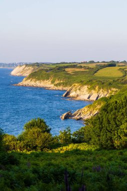 Hendaye ve Saint-Jean-de-Luz arasındaki Flysch uçurumları Corniche Yolu boyunca