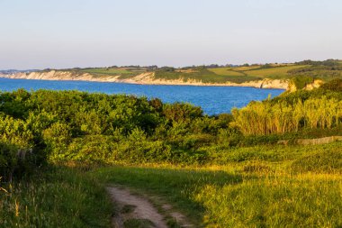 Hendaye ve Saint-Jean-de-Luz arasındaki Flysch uçurumları Corniche Yolu boyunca