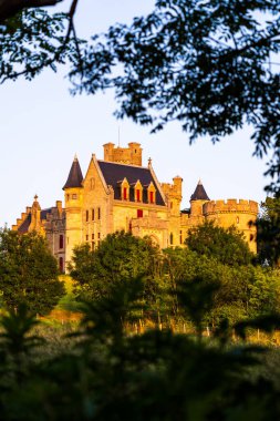Neo-Gotik tarzdaki Abbadia Şatosu Hendaye 'de Günbatımında