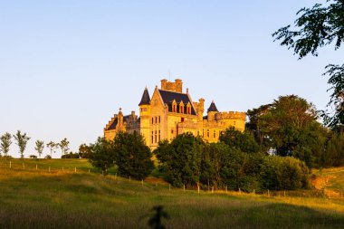 Neo-Gotik tarzdaki Abbadia Şatosu Hendaye 'de Günbatımında