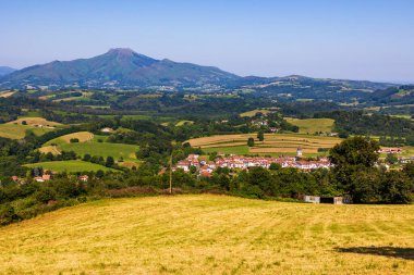 La Rhune Dağı Panoraması ve Üç Haç Tepesi 'nden Geleneksel Ainhoa Köyü.