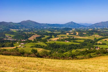 Ainhoa 'daki Üç Haç Tepesi' nden Rhune Dağı 'nın Panoramik Manzarası