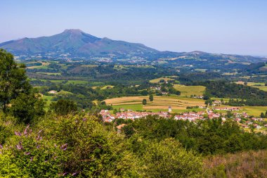 La Rhune Dağı Panoraması ve Üç Haç Tepesi 'nden Geleneksel Ainhoa Köyü.