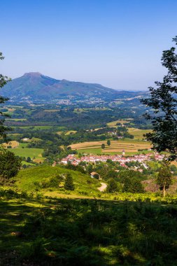 La Rhune Dağı Panoraması ve Üç Haç Tepesi 'nden Geleneksel Ainhoa Köyü.