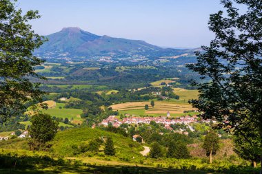 La Rhune Dağı Panoraması ve Üç Haç Tepesi 'nden Geleneksel Ainhoa Köyü.