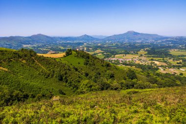 La Rhune Dağı Panoraması ve Üç Haç Tepesi 'nden Geleneksel Ainhoa Köyü.