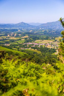 La Rhune Dağı Panoraması ve Üç Haç Tepesi 'nden Geleneksel Ainhoa Köyü.