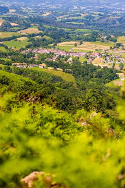 Geleneksel Bask Köyü Ainhoa Üç Haç Tepesi 'nden