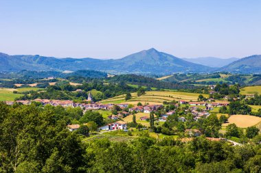 La Rhune Dağı Panoraması ve Üç Haç Tepesi 'nden Geleneksel Ainhoa Köyü.