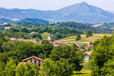 La Rhune Dağı Panoraması ve Üç Haç Tepesi 'nden Geleneksel Ainhoa Köyü.