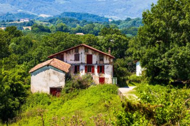 Ainhoa yakınlarında geleneksel bir Bask İşçi Partisi Çiftliği cephesi