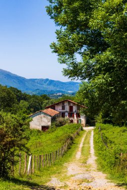 Ainhoa yakınlarında geleneksel bir Bask İşçi Partisi Çiftliği cephesi