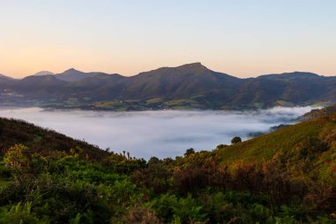 La Rhune Dağları Güneş Doğarken Bulutlar Denizi 'nden yükseliyor.