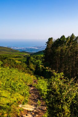 Saint-Jean-de-Luz Körfezi. Sare 'deki La Rhune Massif' den görüldü.