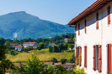 Geleneksel Bask Evleri (Labourdine) Sare Köyü etrafındaki tepelerin ortasında
