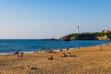 Biarritz 'deki Miramar Sahili' nden Pointe Saint-Martin Deniz Feneri.