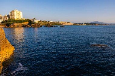 Biarritz Burnu 'ndan Sahilde Panoramik Manzara ve Rhune Tepesi Arkaplanda