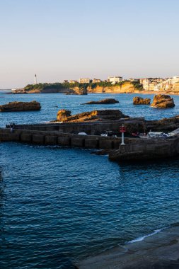 Biarritz Rıhtımı 'nın Günbatımı Panoraması Grande Plage ve Pointe Saint-Martin arasında.