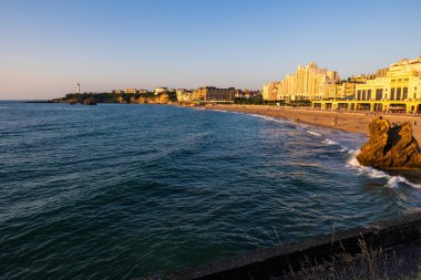 Biarritz Rıhtımı 'nın Günbatımı Panoraması Grande Plage ve Pointe Saint-Martin arasında