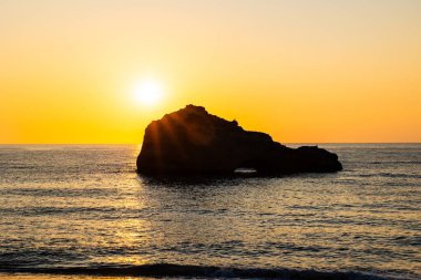 Biarritz 'deki Miramar Sahili yakınlarında Roche Ronde' de Günbatımı