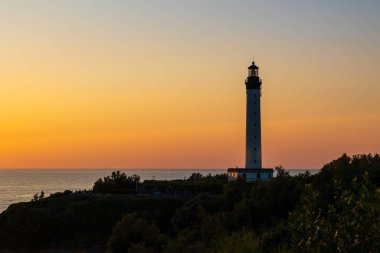 Biarritz 'deki Pointe Saint-Martin' de Deniz Feneri 'nin Arkasında Gün Batımı